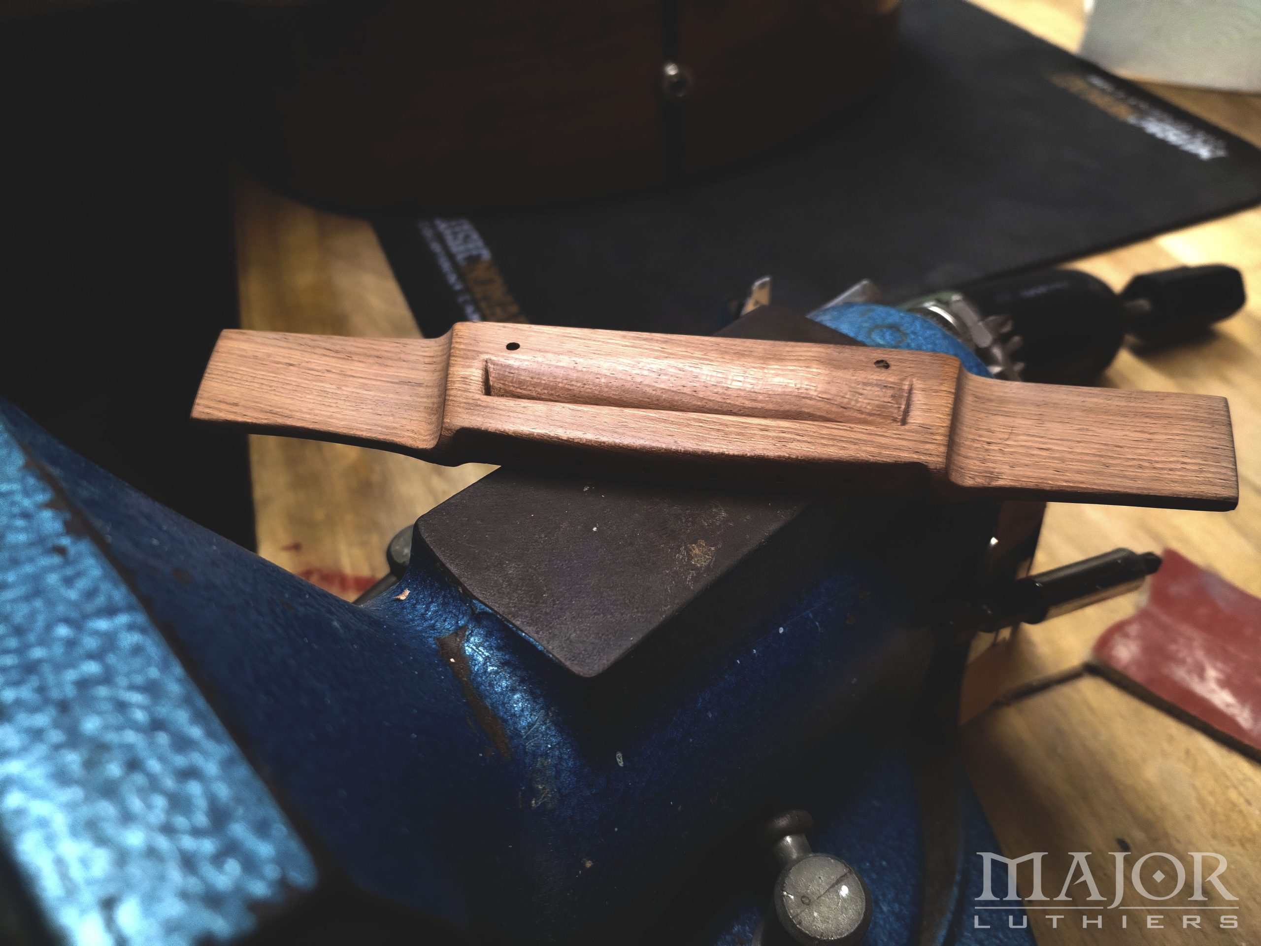 Fabrico de cavalete personalizado para guitarra acústica — fotografia 2