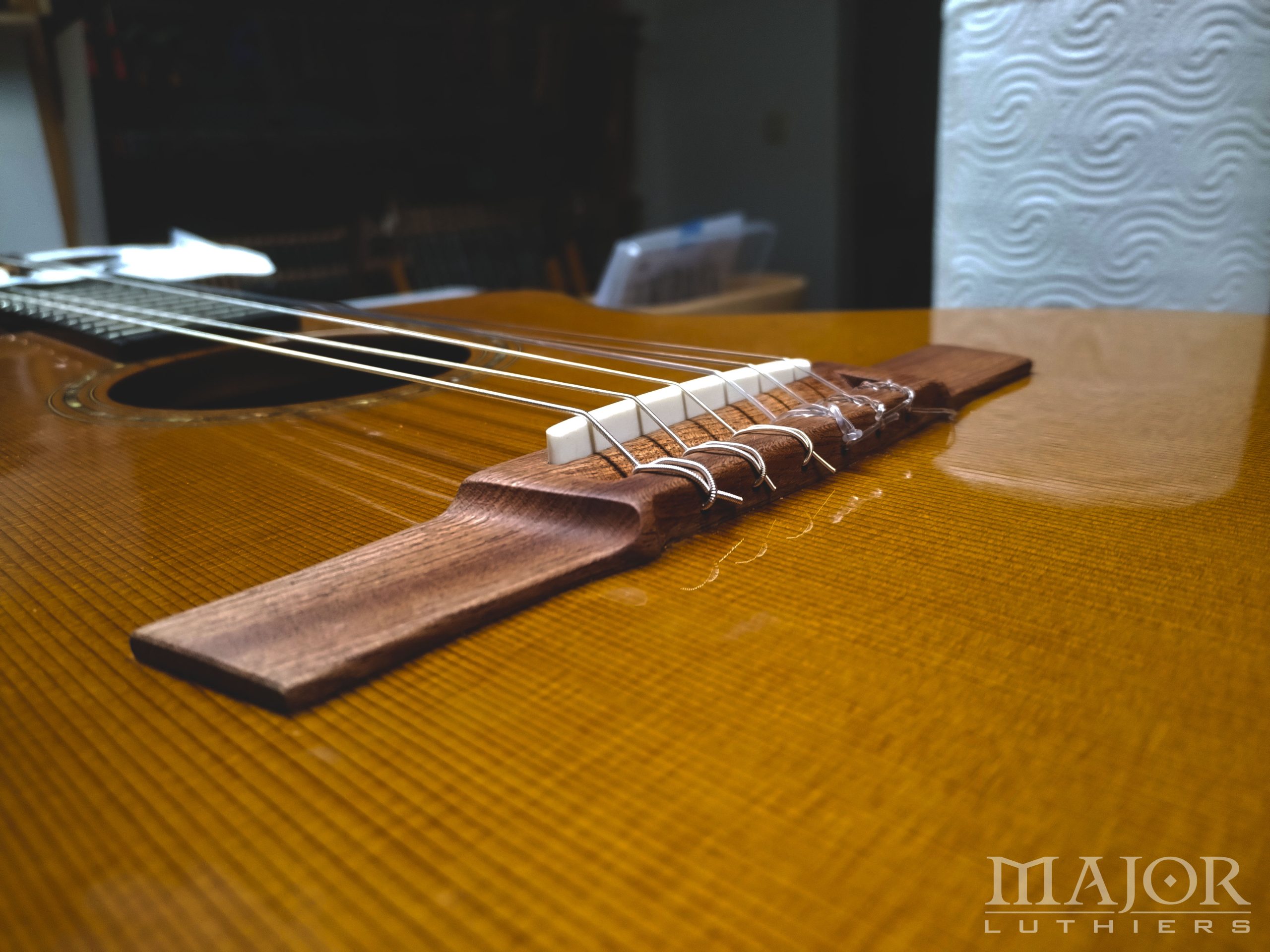 Fabrico de cavalete personalizado para guitarra acústica — fotografia 3