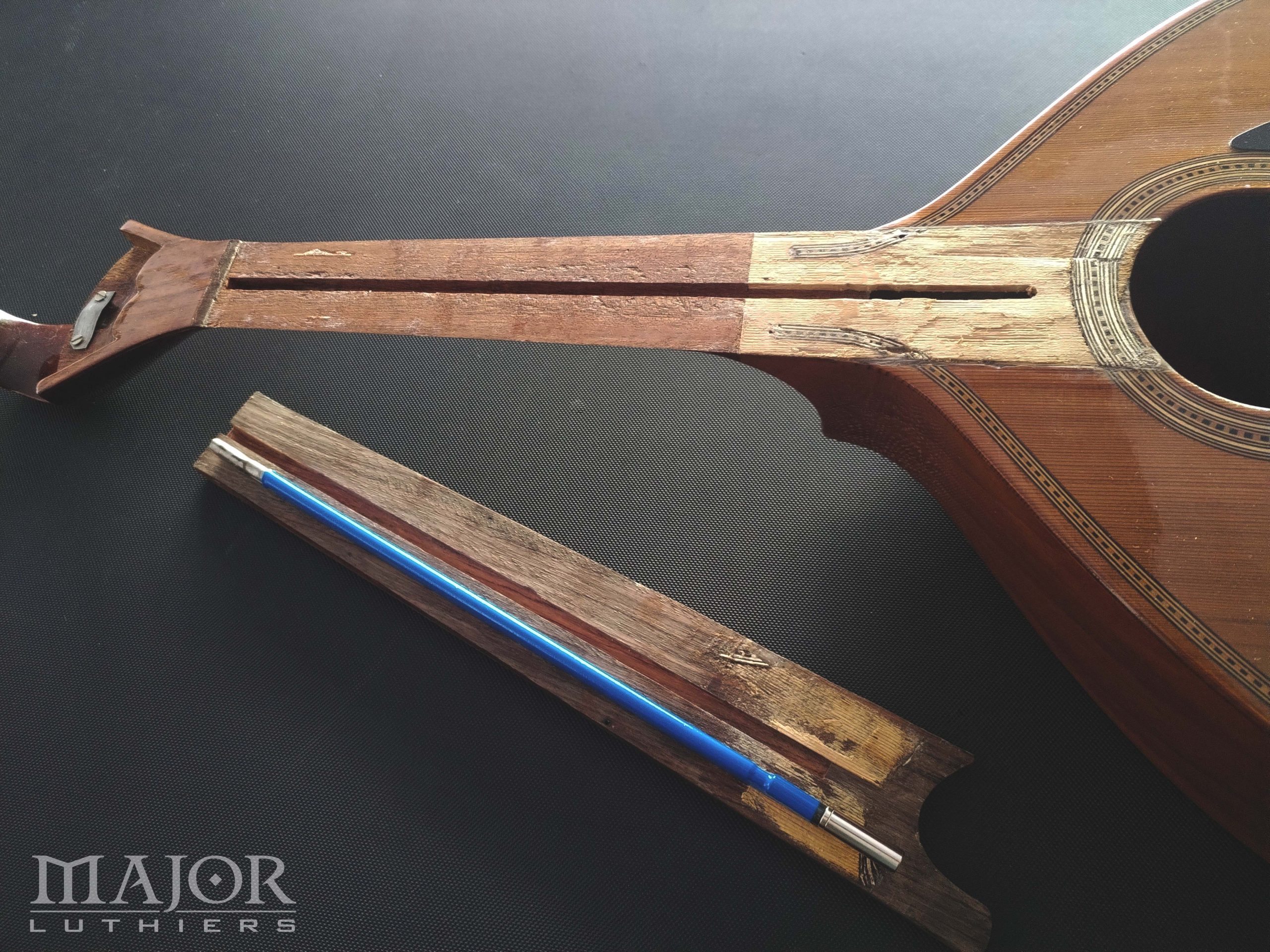 Instalação de truss rod em guitarra portuguesa — fotografia 1