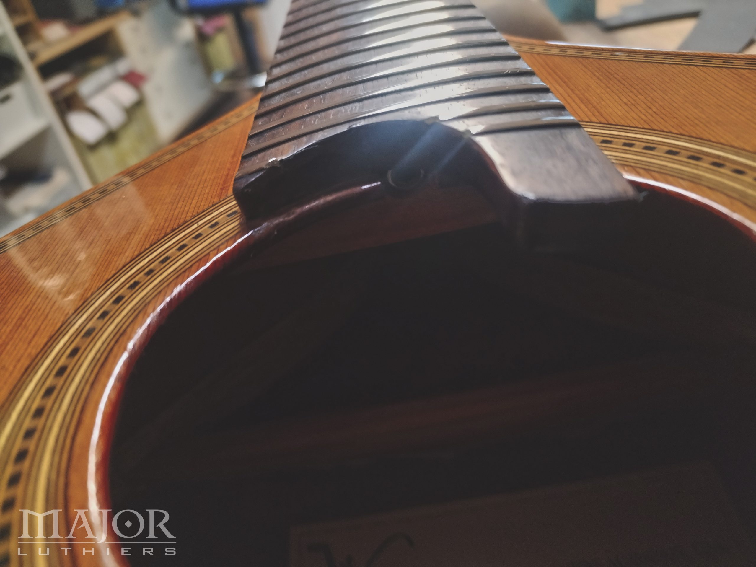 Instalação de truss rod em guitarra portuguesa — fotografia 3