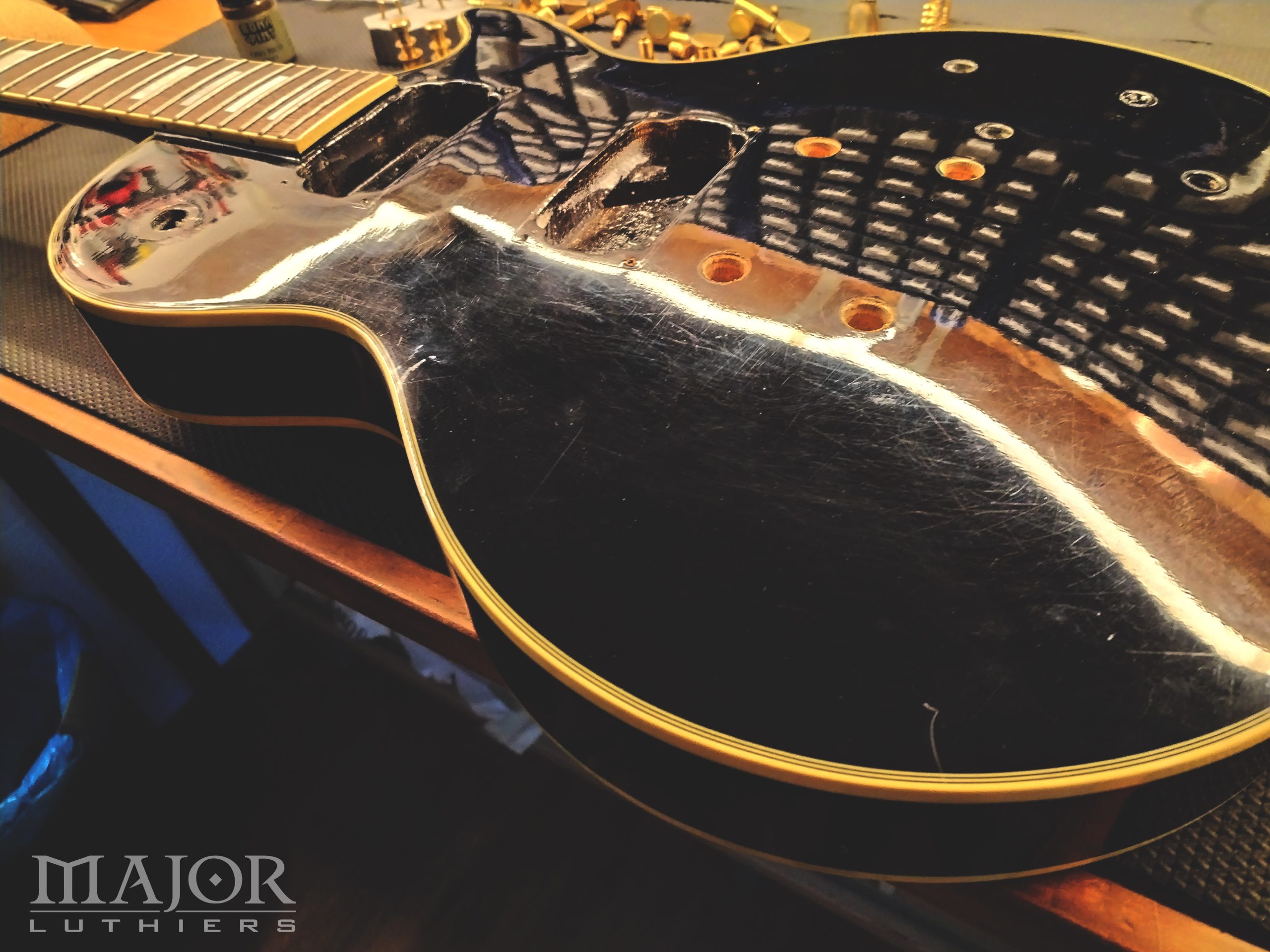 Polimento de corpo de guitarra — fotografia 1