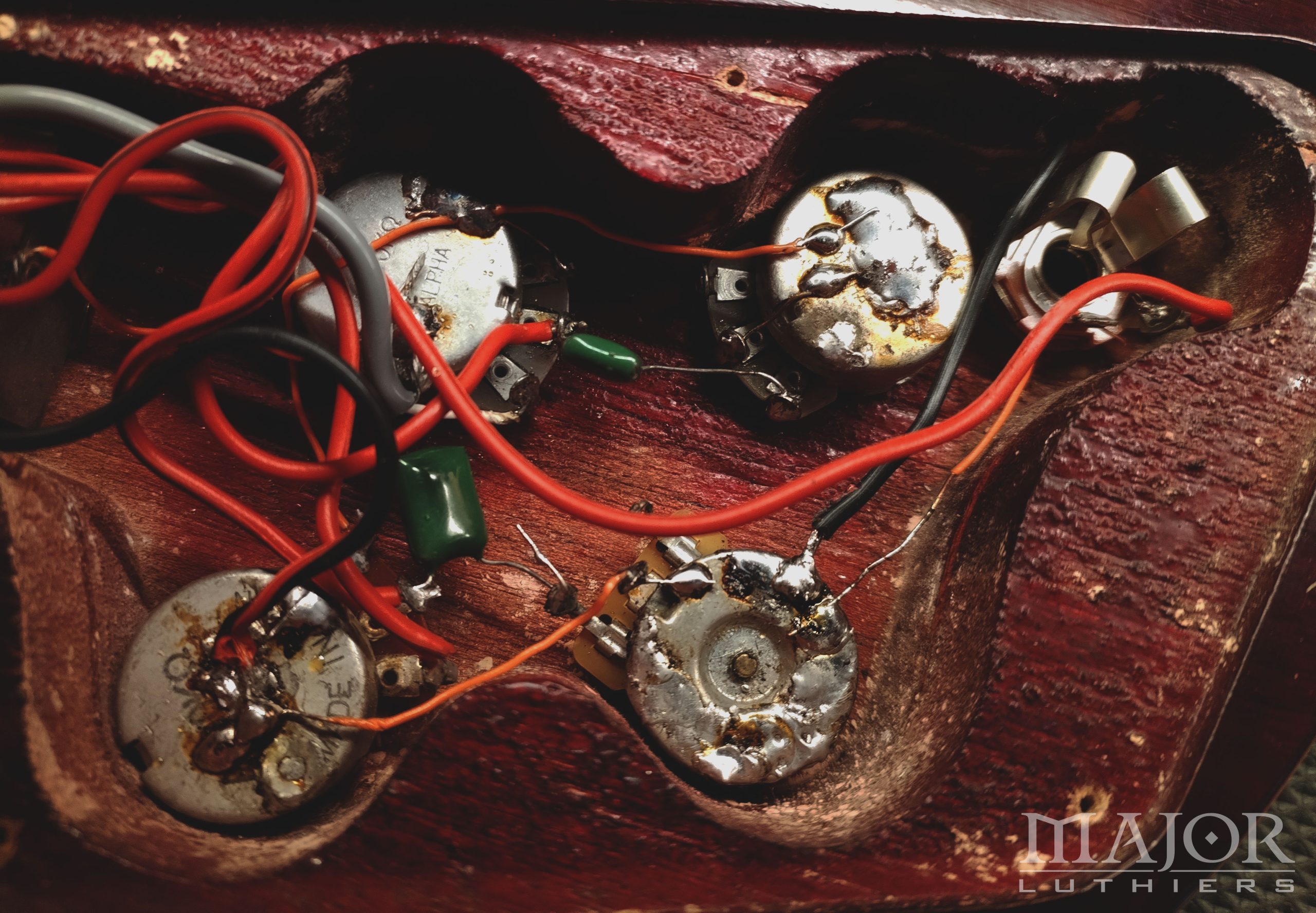 Re-wiring de guitarra elétrica — fotografia 1